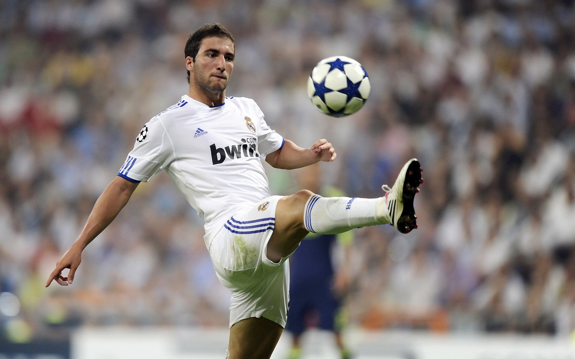 西甲排名洗牌:马德里双雄与巴萨激战正酣,马德里竞技与巴萨